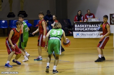 Miguel Padrino sube la bola con rapidez y fuerza