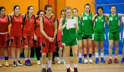 El duelo arrancó con la lectura del Huddle inicial