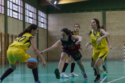 Navarro trata de controlar ante Moya e Irene Sanz