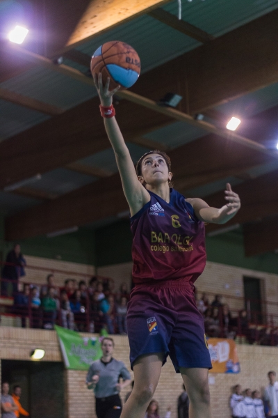 Irene Rabinal entrando a canasta