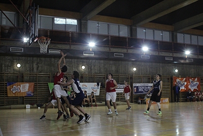 Moya y Rodríguez luchan por un rebote