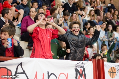 La grada escolapia animando