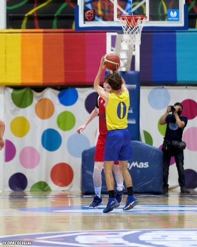 De Zabala lanzando a canasta.