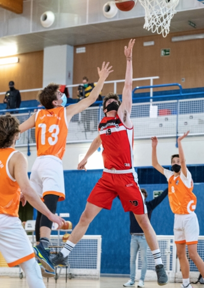 Ambos equipos pelearon la victoria hasta el final