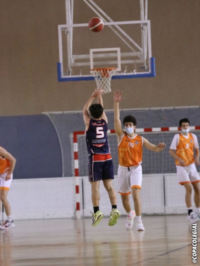 Andrés Mayo Anotando un triple