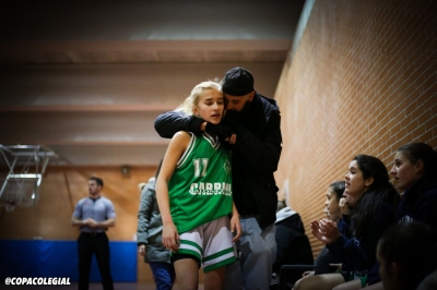 Ana Montero recibe indicaciones de su entrenador