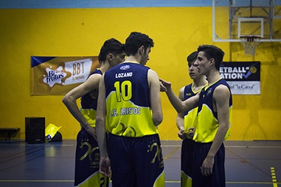 Los jugadores de Aristos comentan la jugada 