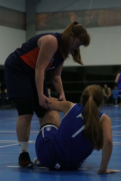 Nerea ayudando a Cristina después de una lucha
