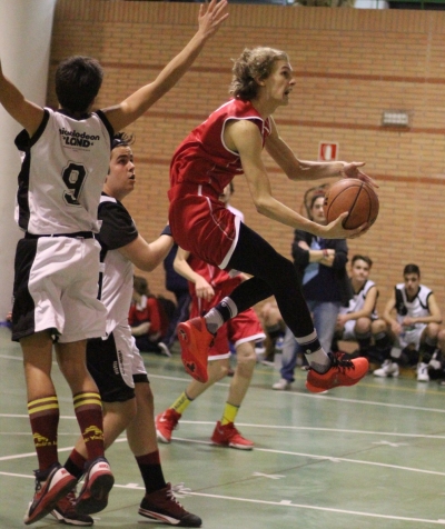 Jaime Comín vuela hacia el aro