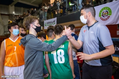 Los jugadores saludan a los árbitros