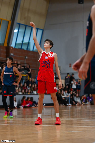 Iñigo Agustín lanza un tiro libre