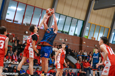 Carlos Olivas intenta anotar ante Gabriel Afonso