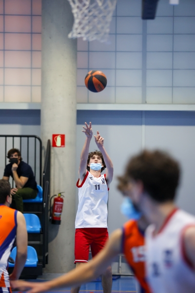 Jan Martínez tirando a canasta.