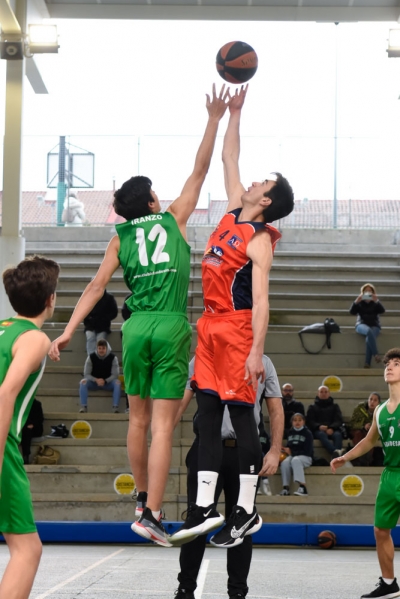 El salto inicial marcaba ya un partido intenso. 