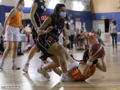 Carlota Agüera yendo a por un balón dividido