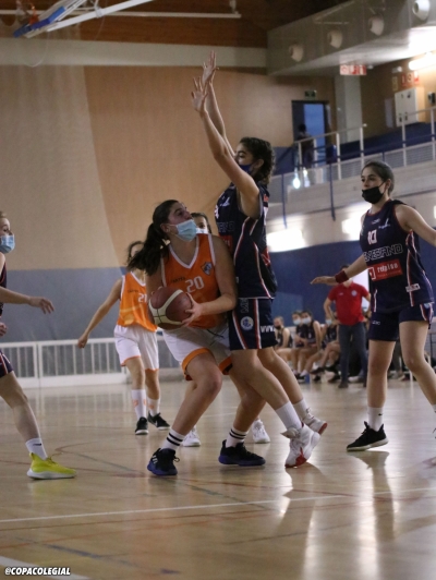 Julia Masip intentando anotar