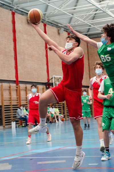 Adrián Barreñada entrando a canasta