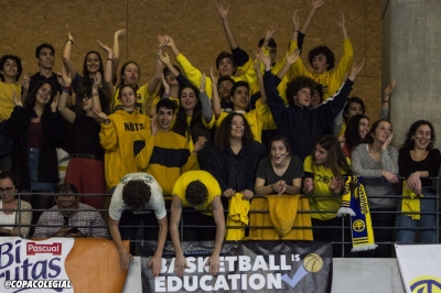 La grada local animando