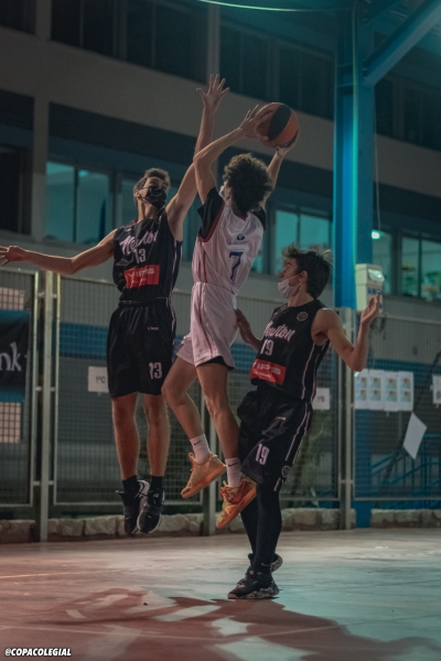 Jaime López entrando a canasta 