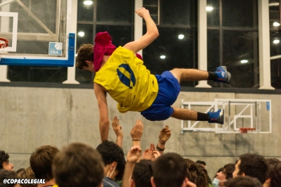 De Zabala, manteado como los toreros