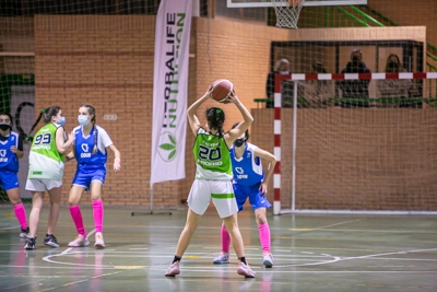 Las defensas de ambos equipos marcan el partido.