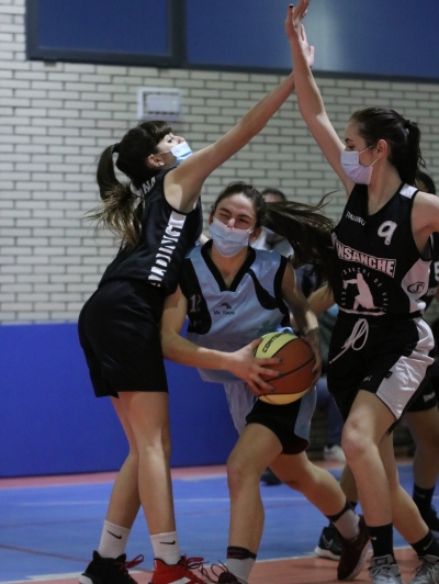 Nuria Hernández entrando a canasta