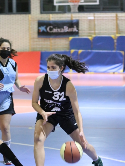 Salomé Zuñiga antes de realizar un triple