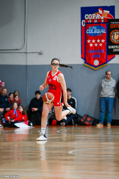 Tania Ayuso sube el balón