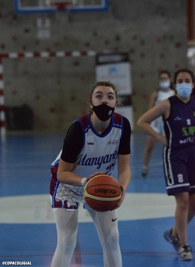 Natalia Figueroa anotando un tiro libre