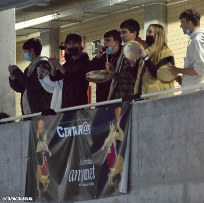 La grada de animación del partido