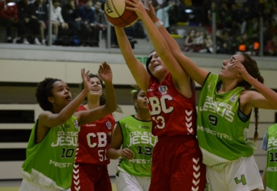 Rebote de Miriam Jiménez.