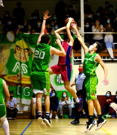 Iván Conde entrando a canasta.