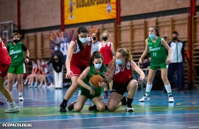Escolapios y Los Sauces disputan un balón