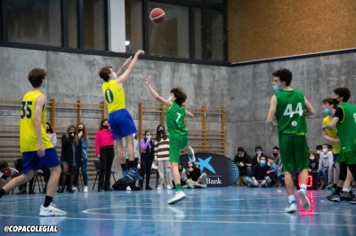 Enrique de Zabala lanzando a canasta