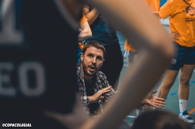 Coach García dando instrucciones