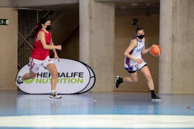 Rápidos contra-ataques e inteligentes pases