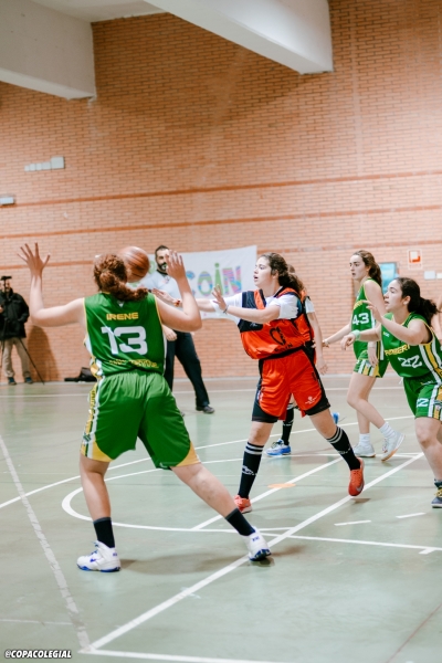 Carla recibe en la zona para postear