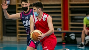 Lo rozaron con la punta de los dedos