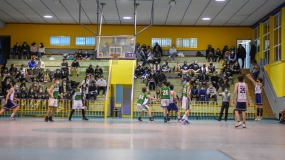 Los Caimanes defienden su ciénaga de los unos jóvenes Dinos