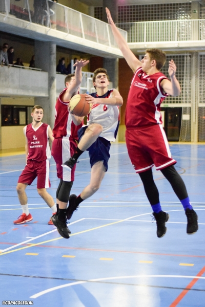 Sin miedo ante dos defensores