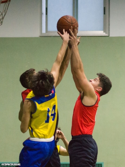 Lucha por cada balón
