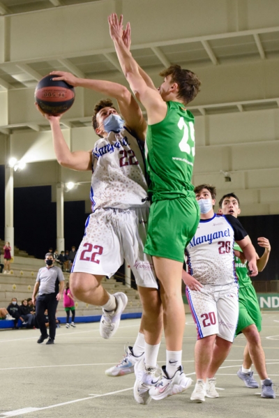 Mora penetra ante la defensa de Díaz