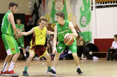 Rómulo Aguillaume defendido por Javier Olazarán