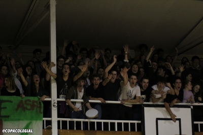 La grada local animando