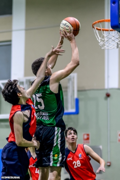 Poderío de Ángel Hilario bajo aro 