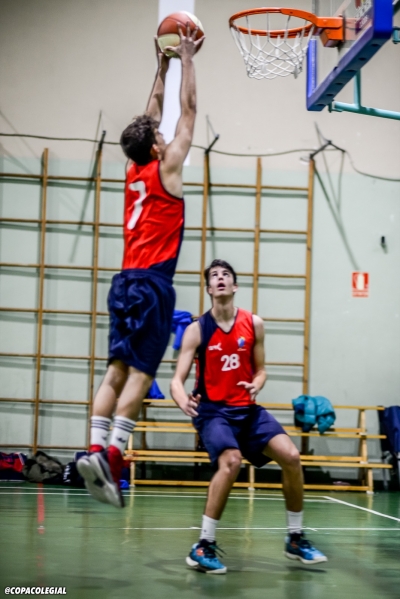 David Iglesias agarra el rebote en las alturas