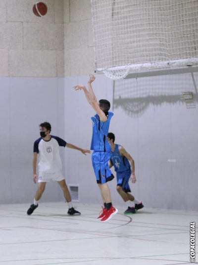 Nico Arozarena lanzando a canasta