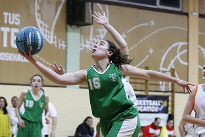 Lucía de la Mata penetrando a canasta 