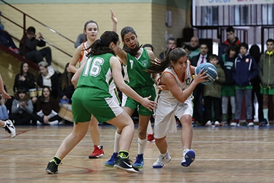 María López zafándose de la defensa
