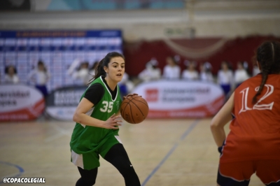 Claudia Gómez botando